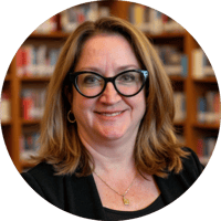 Amy headshot circle 2 (1)